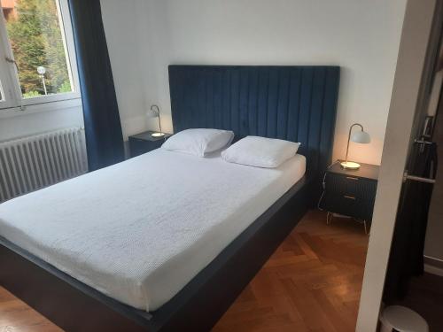 un lit avec deux oreillers dessus dans une chambre dans l'établissement Guillaume Cityscape, à Lyon