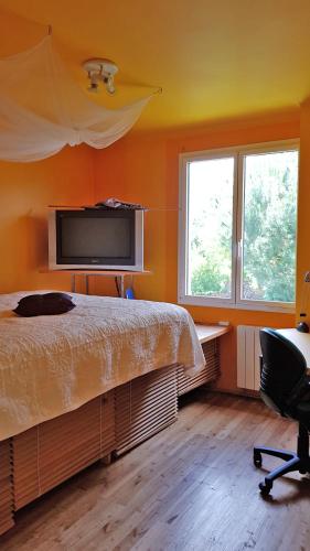 Chambre, avec accès à la cuisine, et au jardin calme