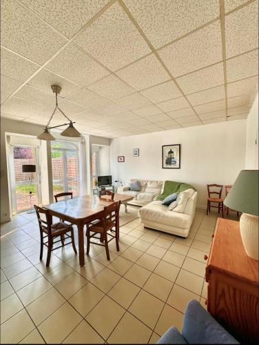 un salon avec une table et un canapé dans l'établissement Maison au château de Laléard, à Saint-Hilaire-de-Villefranche