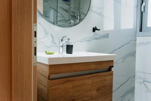 un baño con lavabo y espejo en Japandi II Nafplio, en Nauplia