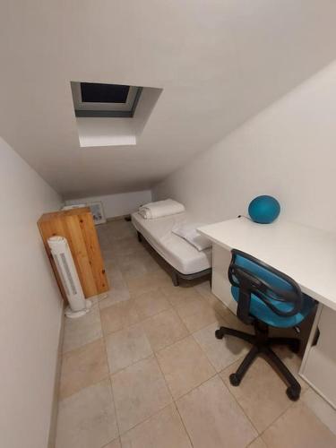 une pièce avec un bureau et une chaise dans une pièce dans l'établissement Maison au bord de mer, à Sainte-Marie-Plage