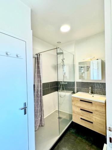 une salle de bain avec douche et lavabo dans l'établissement Maison au château de Laléard, à Saint-Hilaire-de-Villefranche