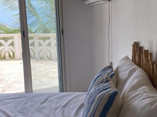 Ein Bett oder Betten in einem Zimmer der Unterkunft Villa pied dans l eau 5 chambres