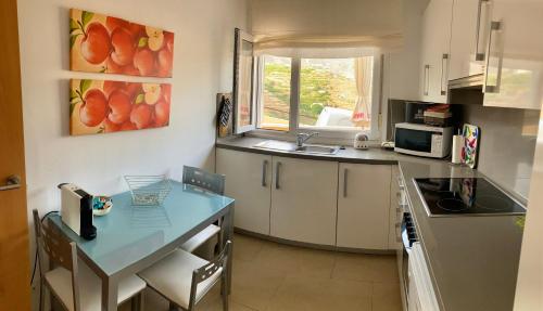 A kitchen or kitchenette at Casa Jazmín Fuentes de Almuñecar