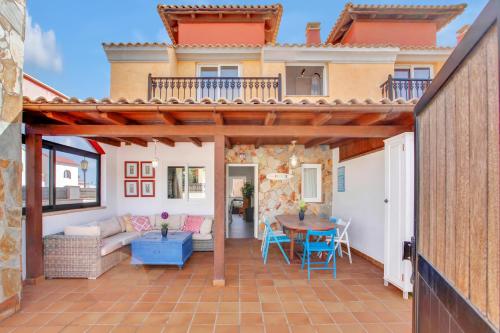 Amazing villa by the beach with private pool