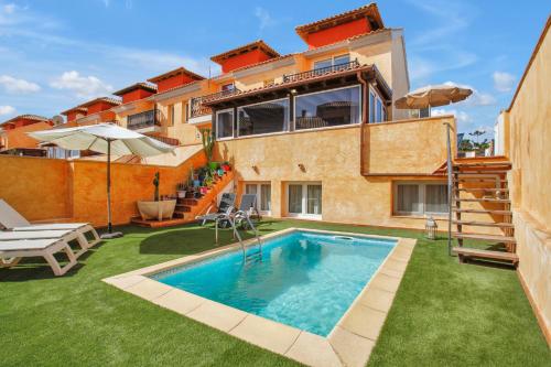 a house with a swimming pool in the yard at Amazing villa by the beach with private pool in Corralejo