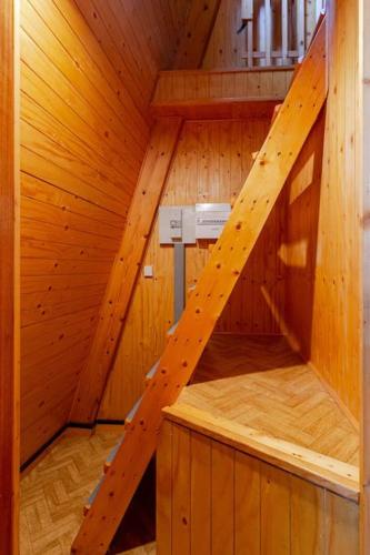 a wooden sauna with a staircase in the middle at Le Chalet Cosy - 2 chambres - MÉNAGE INCLUS in Puyvalador