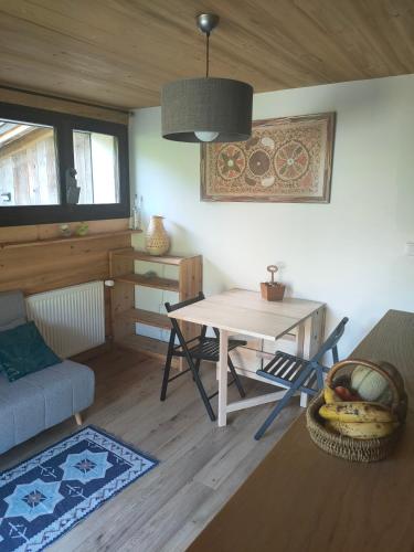 un salon avec une table et un canapé dans l'établissement Beau studio dans la vallée de CHAMONIX, aux Houches