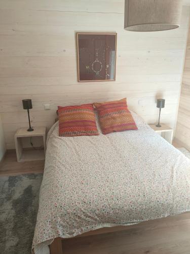 une chambre avec un lit avec deux lampes sur deux tables dans l'établissement Beau studio dans la vallée de CHAMONIX, aux Houches