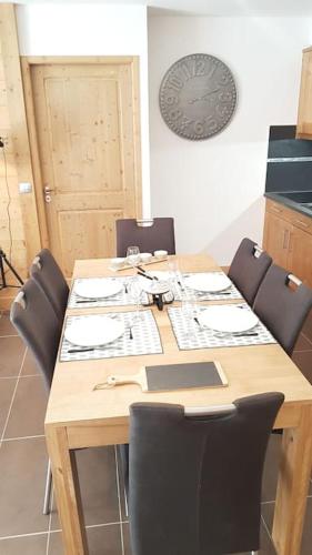 - une table en bois avec des chaises dans l'établissement Appartement confortable pour 6 personnes, à Champagny-en-Vanoise