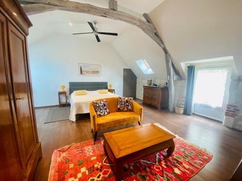 un salon avec un lit et une table dans l'établissement La Pillebourdiere, à Oisly