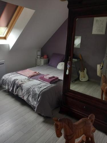 a bedroom with a bed and a large mirror at Ma gimeloise in Gimel