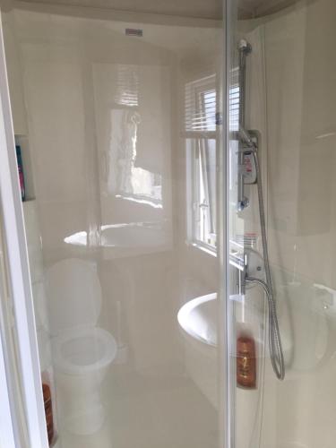 Ένα μπάνιο στο Luxury static caravan, 6 berth, Marine Holiday Park, Rhyl, Wales