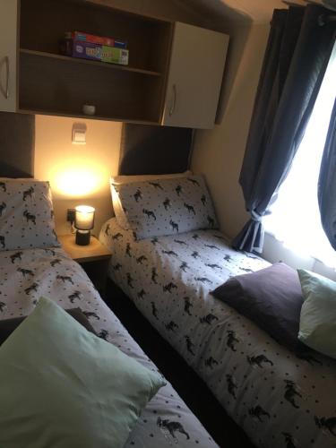 Ένα ή περισσότερα κρεβάτια σε δωμάτιο στο Luxury static caravan, 6 berth, Marine Holiday Park, Rhyl, Wales