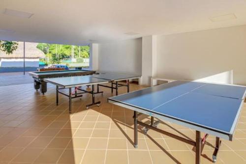 two ping pong tables in a room with two tables at Extraordinario Apartamento para Vacaciones en Ricaurte Cund in Ricaurte