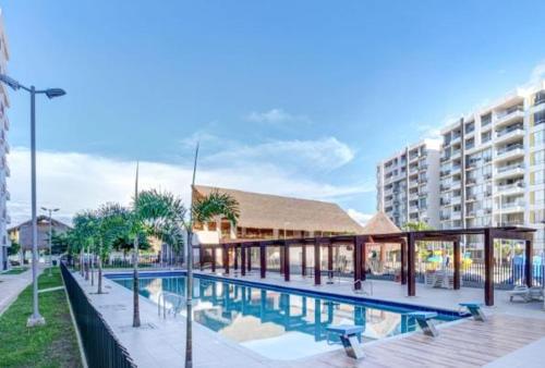a building with a swimming pool next to a building at Extraordinario Apartamento para Vacaciones en Ricaurte Cund in Ricaurte