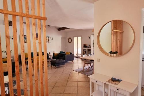 - un salon avec un escalier et un miroir dans l'établissement Villa Familiale Surequipée 16p Piscine Babyfoot Billard Boulodrome, au Lavandou