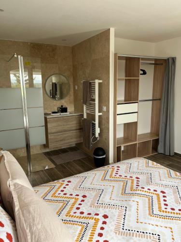 une chambre avec un lit avec un tapis sur le sol dans l'établissement Magnifique petit maison indépendante, à Mouans-Sartoux