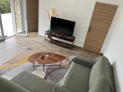 un salon avec un canapé et une table basse dans l'établissement Magnifique petit maison indépendante, à Mouans-Sartoux