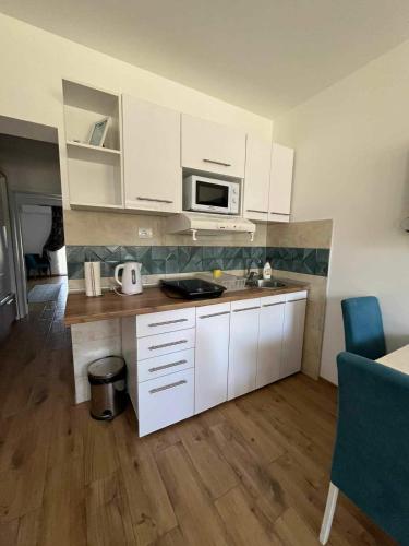 Кухня или мини-кухня в Apartmani MAJ
