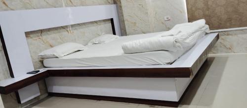 a large white bed in a room at Hotel Shri Sai International, Sitamarhi in Dumra