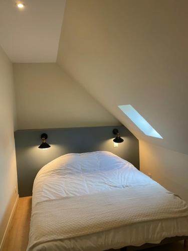 - une chambre dotée d'un lit avec deux lumières dans l'établissement Le fournil, à Veules-les-Roses