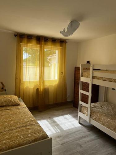 une chambre avec deux lits superposés et une fenêtre dans l'établissement Villa Simone proche Uzes, à Blauzac