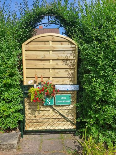 a wooden gate with a flower pot on it at Unterkunft Mohr in Schmerwitz
