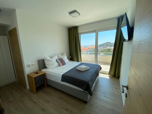 Un dormitorio con una cama y una ventana grande en Villa Leonardo, en Tribunj