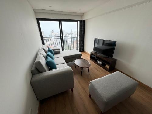 Μια τηλεόραση ή/και κέντρο ψυχαγωγίας στο Private Room in Miraflores with ocean view