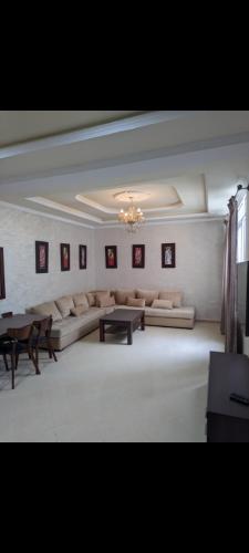 a living room with couches and tables in a room at Appartement Esmeralda in Tétouan
