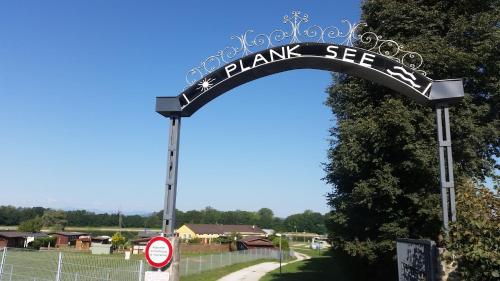 a black and white sign that says black see at Ferienwohnung- Südsteirischer Traum in Wagendorf
