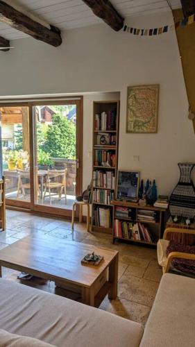 un salon avec un canapé et une table basse dans l'établissement appartement 3 pièces avec vue, à Chamandrin