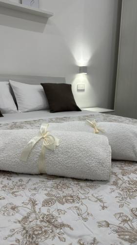 a bedroom with two beds with bows on them at Black Daisy in Bernalda