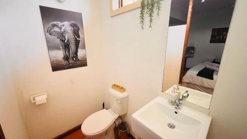 Bilik mandi di The Wood House