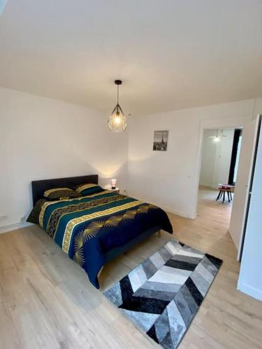 une chambre avec un lit et un tapis au sol dans l'établissement Appartement rénover avec terrasse, à Creil