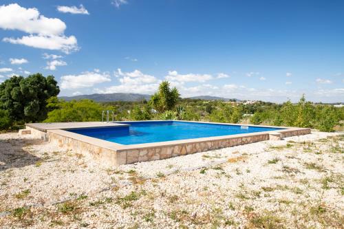 una piscina in mezzo a un campo di Quinta dos Malhadais, Figueira - Farm house a Portimão