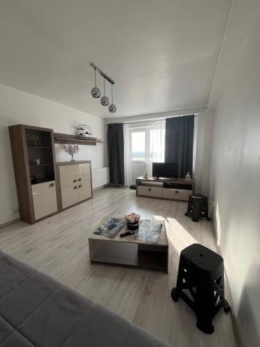 a living room with a couch and a table at Apartment 2 camere 1,3 km Promenada Mall Capacitate 4 persoane in Craiova