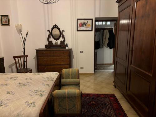 Un dormitorio con una cama, una cómoda y un espejo. en Casa marino, en Chiaiamari