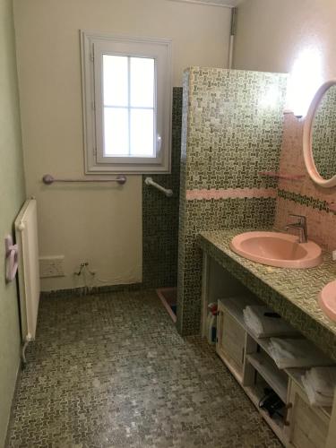 une salle de bain avec un lavabo et une douche avec une fenêtre dans l'établissement Ly Jymjac Saint Hilaire de Riez St Jean de Monts, à Saint-Hilaire-de-Riez