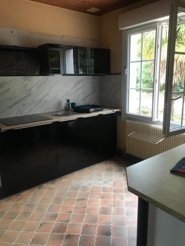 une cuisine vide avec un évier et une fenêtre dans l'établissement Ly Jymjac Saint Hilaire de Riez St Jean de Monts, à Saint-Hilaire-de-Riez