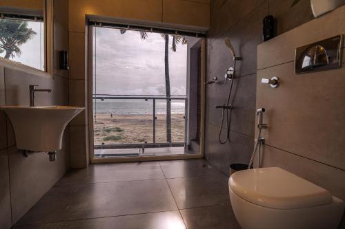 Bilik mandi di Akoya Beach Villa