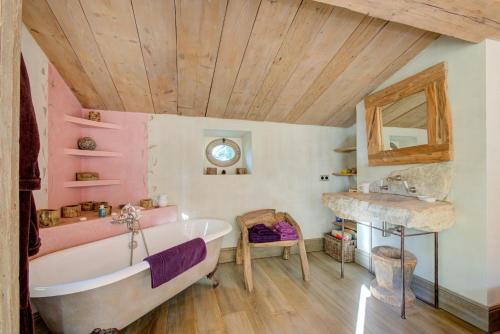 une salle de bain avec une baignoire et un lavabo dans l'établissement MAS DES CIGALES Lambesc, à Lambesc