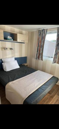 une chambre avec un grand lit et une fenêtre dans l'établissement Reve d'été, à Narbonne-Plage