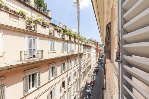 Spanish Steps Historic Apartment