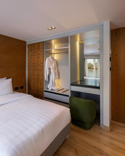 Una cama o camas en una habitación de TIA Boutique Nile Cruise - Every Monday from Luxor for 04 & 07 Nights - Every Friday From Aswan for 03 & 07 Nights
