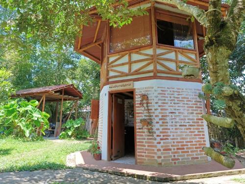a small brick building with a tree at Casa Entera Finca Cometa in San Agustín