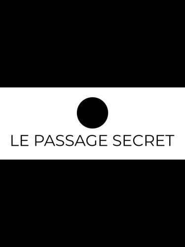 un signe noir et blanc avec le texte le passage secret dans l'établissement Le Passage Secret, à Fleury-en-Bière