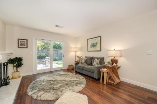 a living room with a couch and a rug at Family-Friendly Getaway Near Slide Hill Park home in Davis