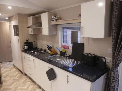Una cocina o zona de cocina en Chalet in Makkum - K118